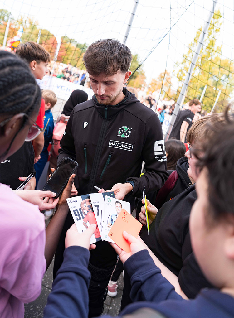96-eFootball-Profi Riad Fazlija schreibt Autogramme.