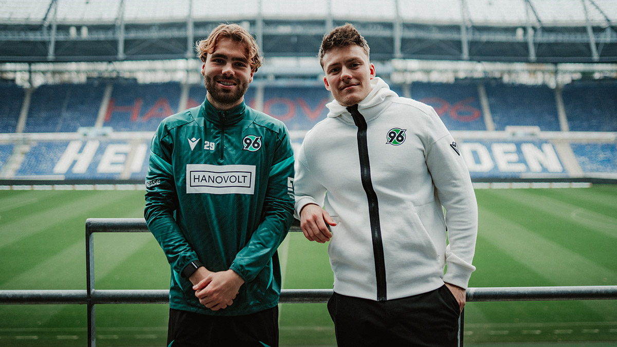 Kolja Oudenne und Host Niklas stehen auf dem Balkon der Heinz von Heiden Arena.