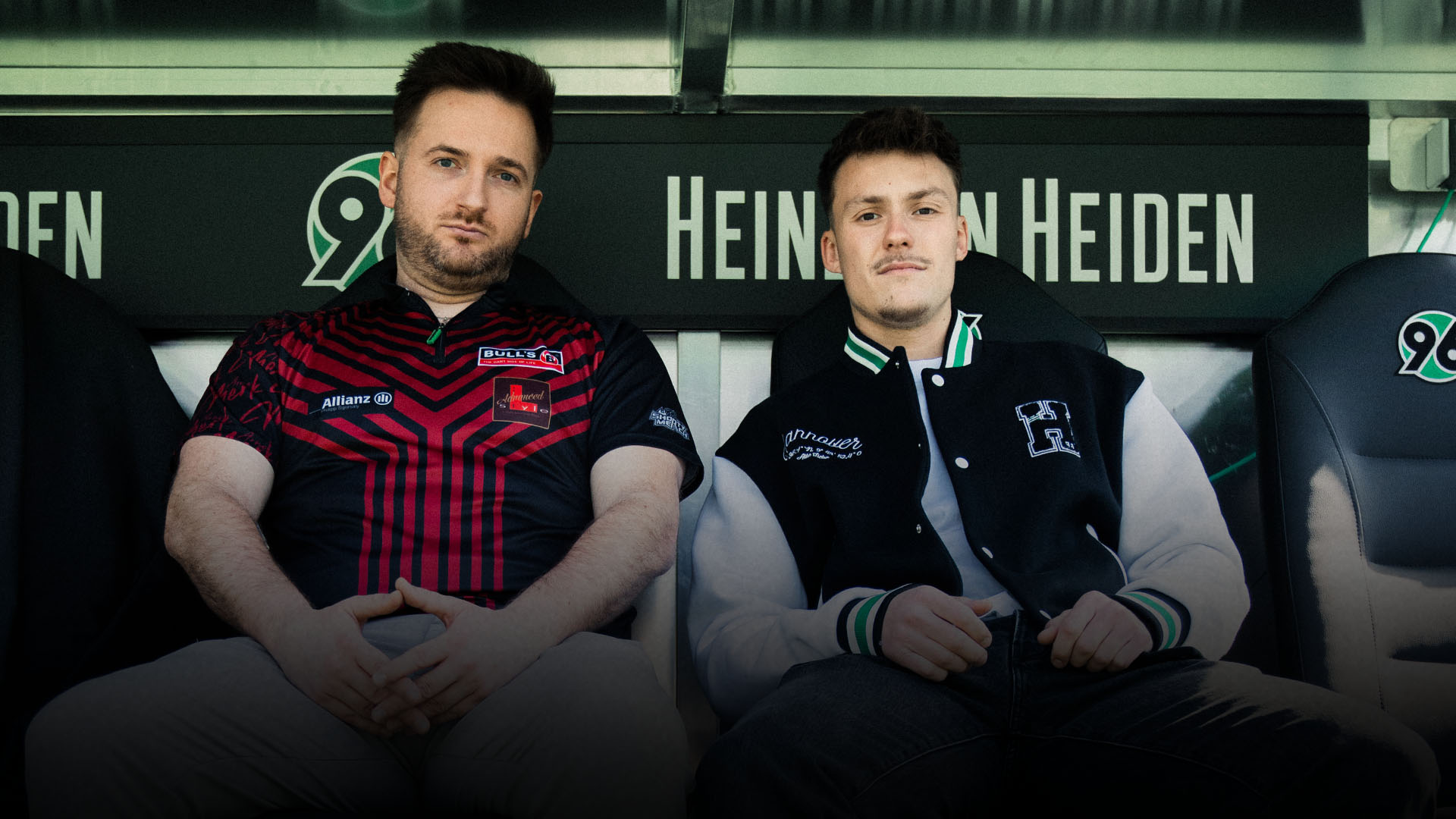 Arno Merk und Host Niklas sitzen auf der Trainerbank.