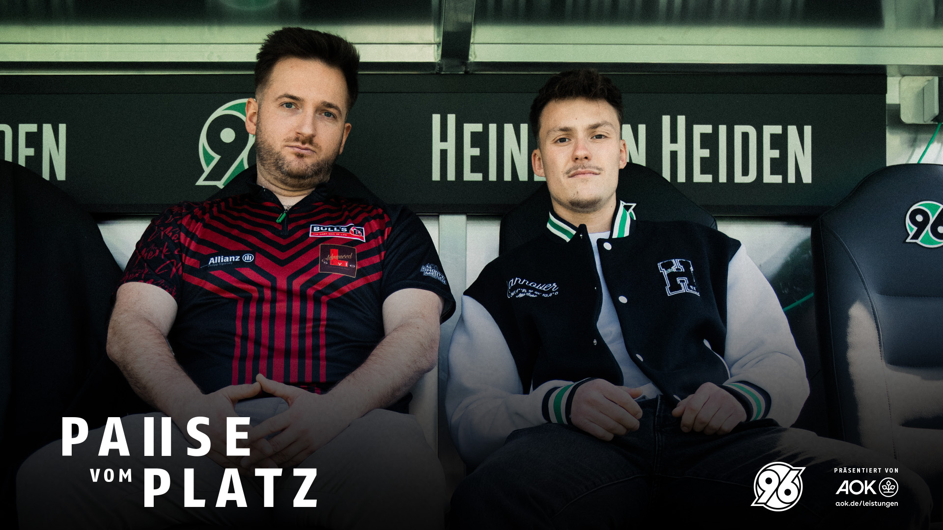 Arno Merk und Host Niklas sitzen auf der Trainerbank.