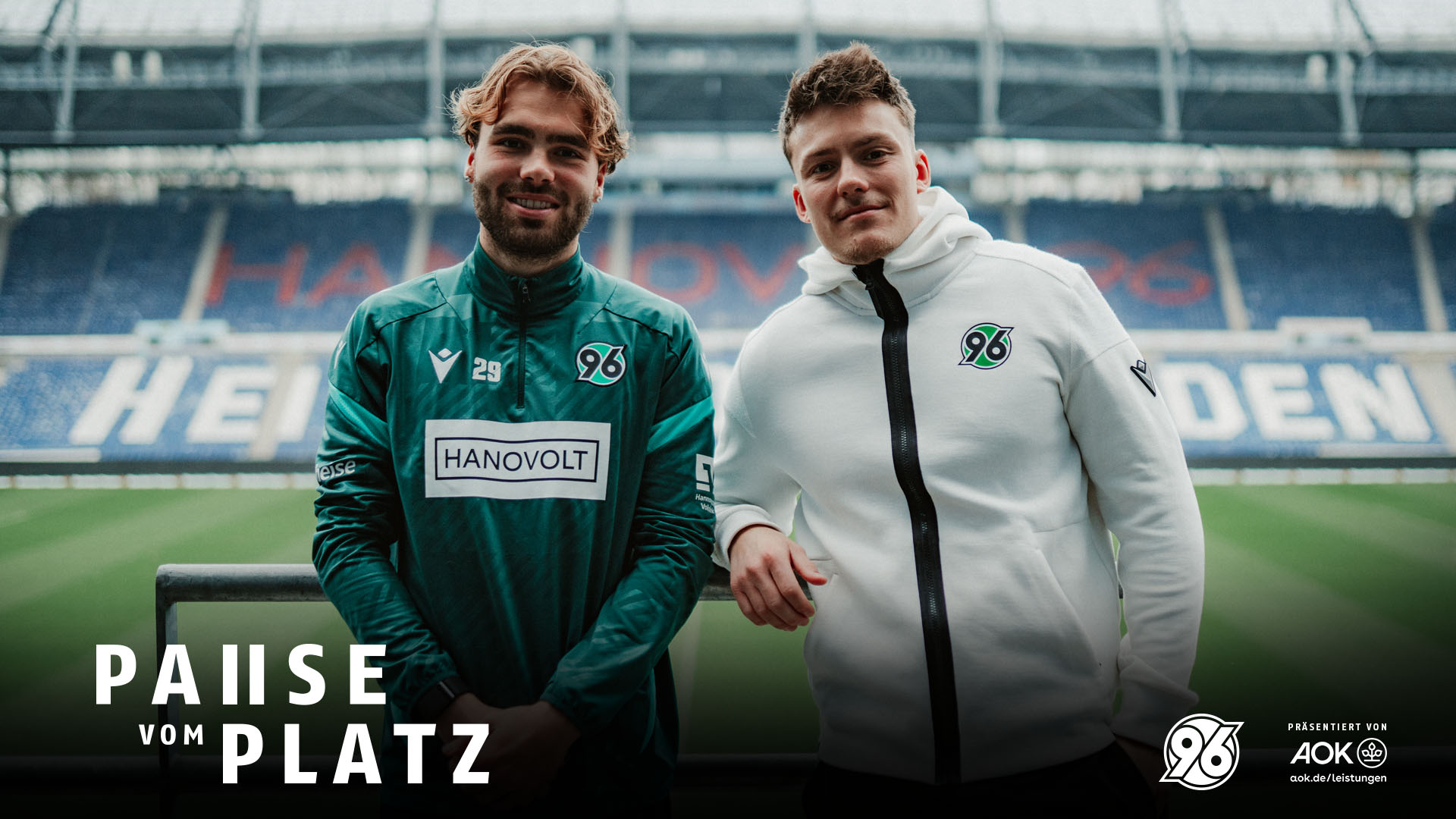 Kolja Oudenne und Host Niklas stehen auf dem Balkon der Heinz von Heiden Arena.