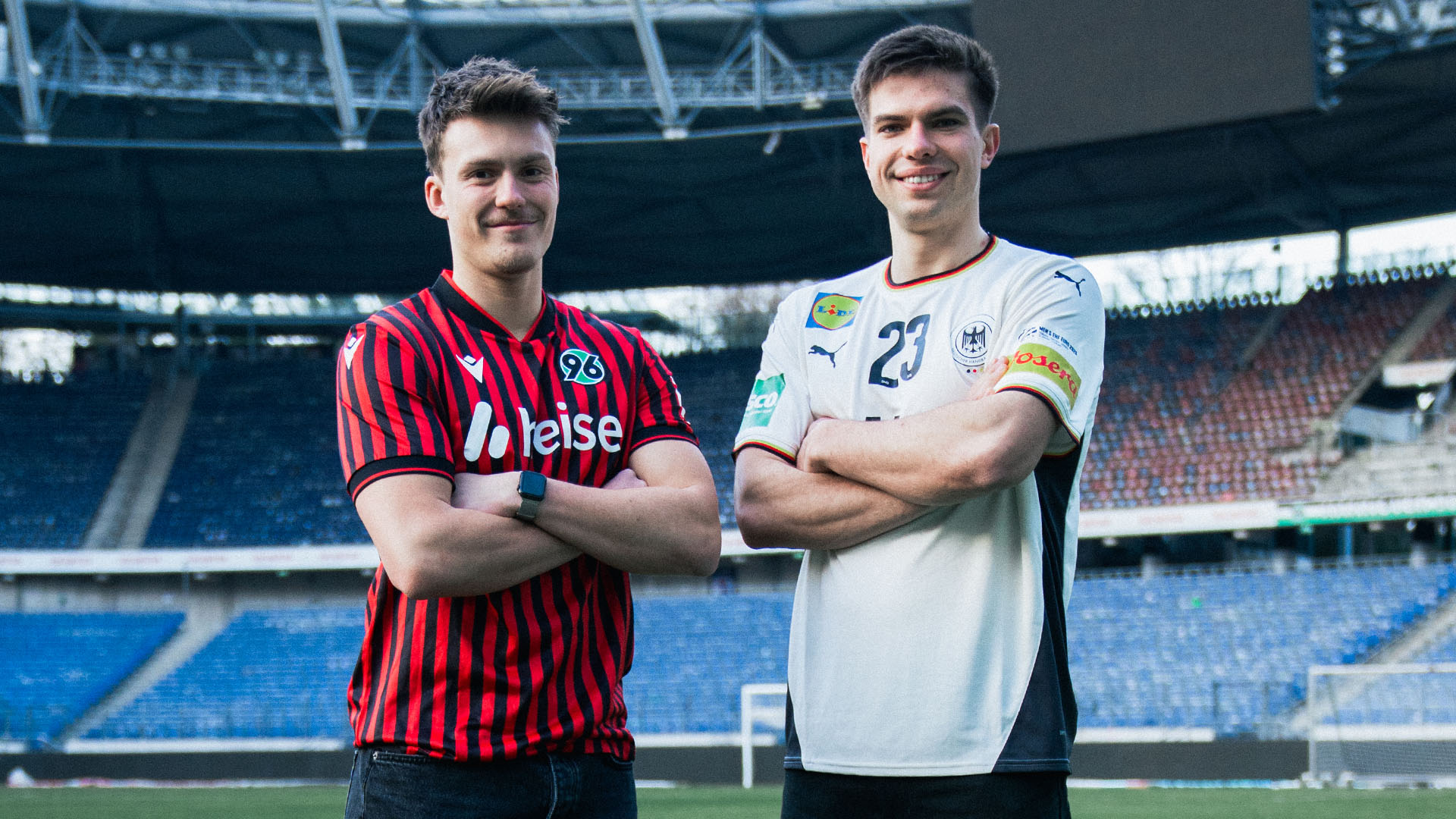 Host Niklas posiert im 96-Trikot mit Renars Uscins, der das DHB-Trikot trägt.