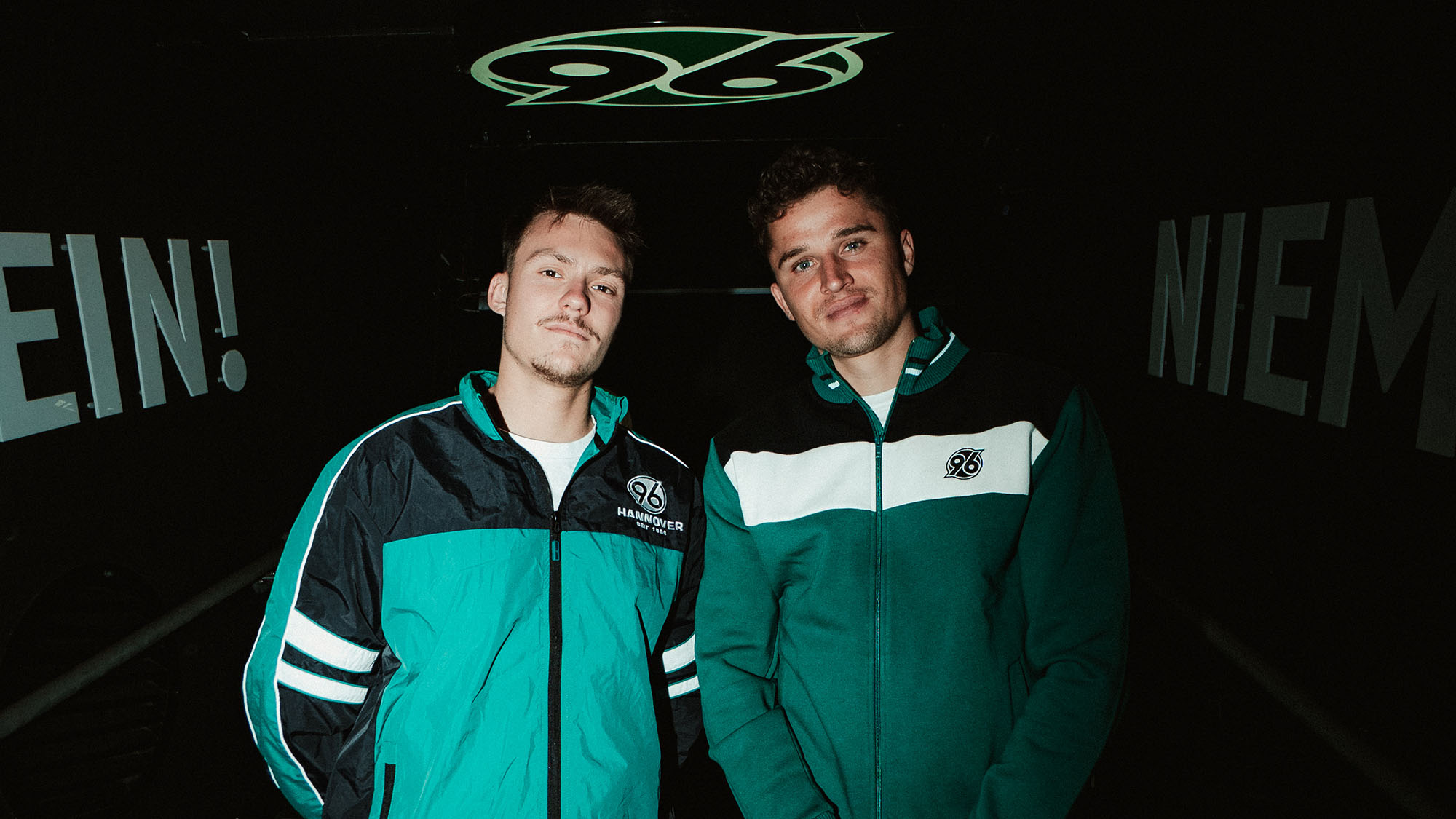 Host Niklas und Benedikt Pichler posieren im Spielertunnel.