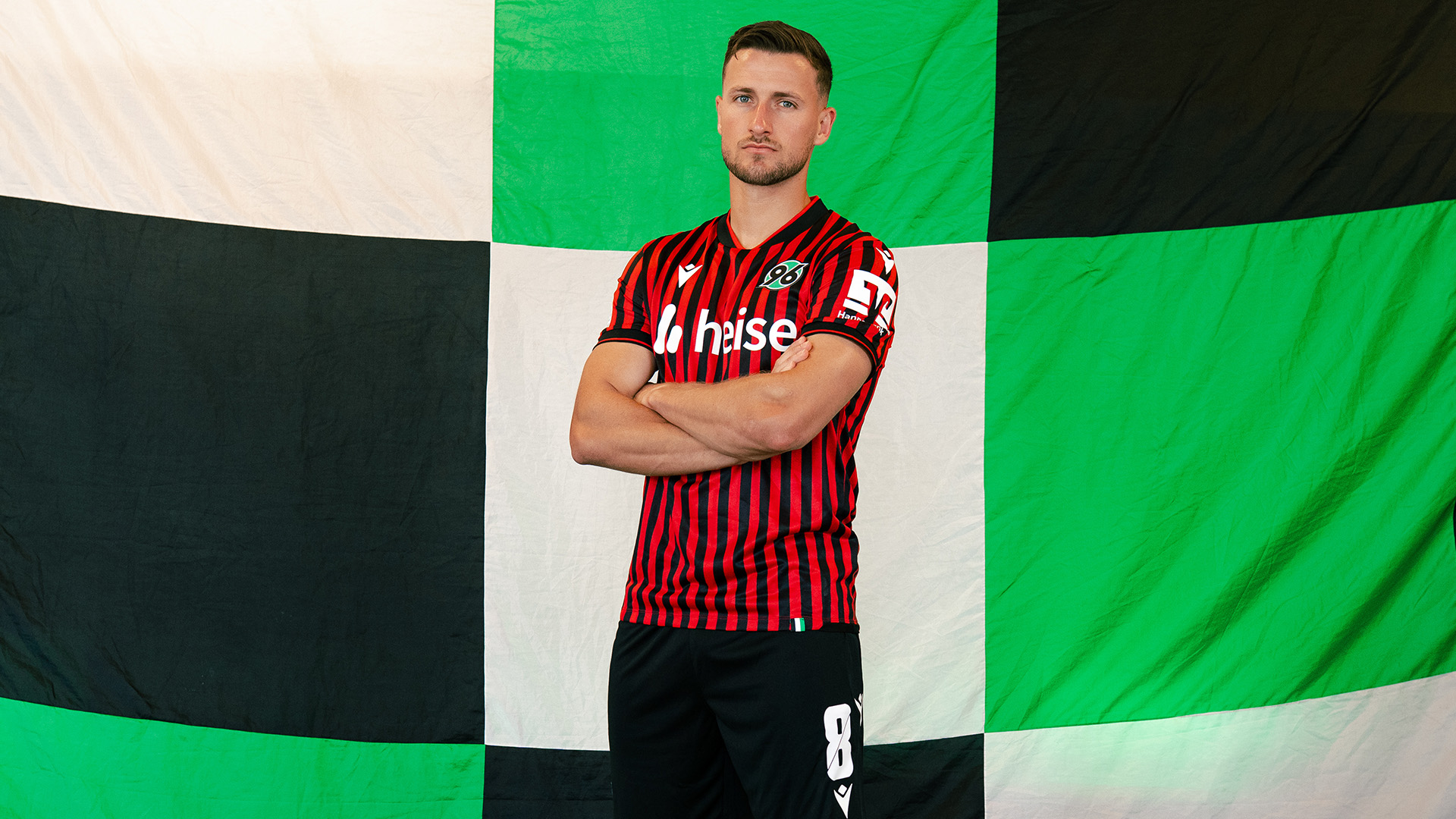 Enzo Leopold repräsentiert im Heimtrikot den Livestream für das Spiel gegen Randers FC in Bückeburg.