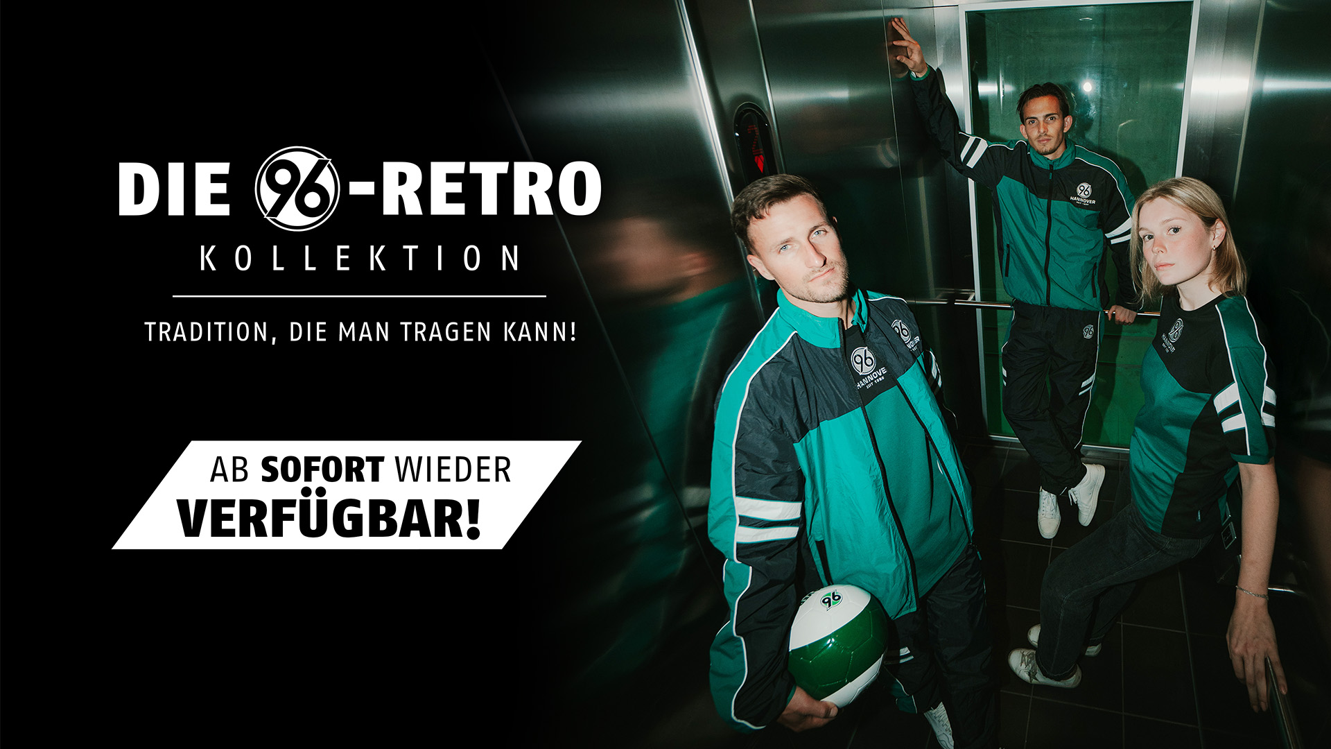 Enzo Leopold, Nahuel Noll und ein weibliches Model präsentieren die Retro-Kollektion in einem Fahrstuhl.