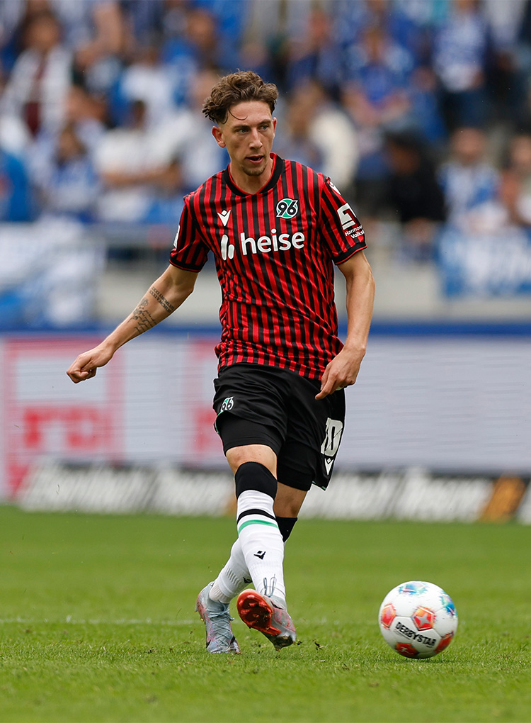 Ganzkörperaufnahme von Jannik Rochelt in einem Heimspiel am Ball.