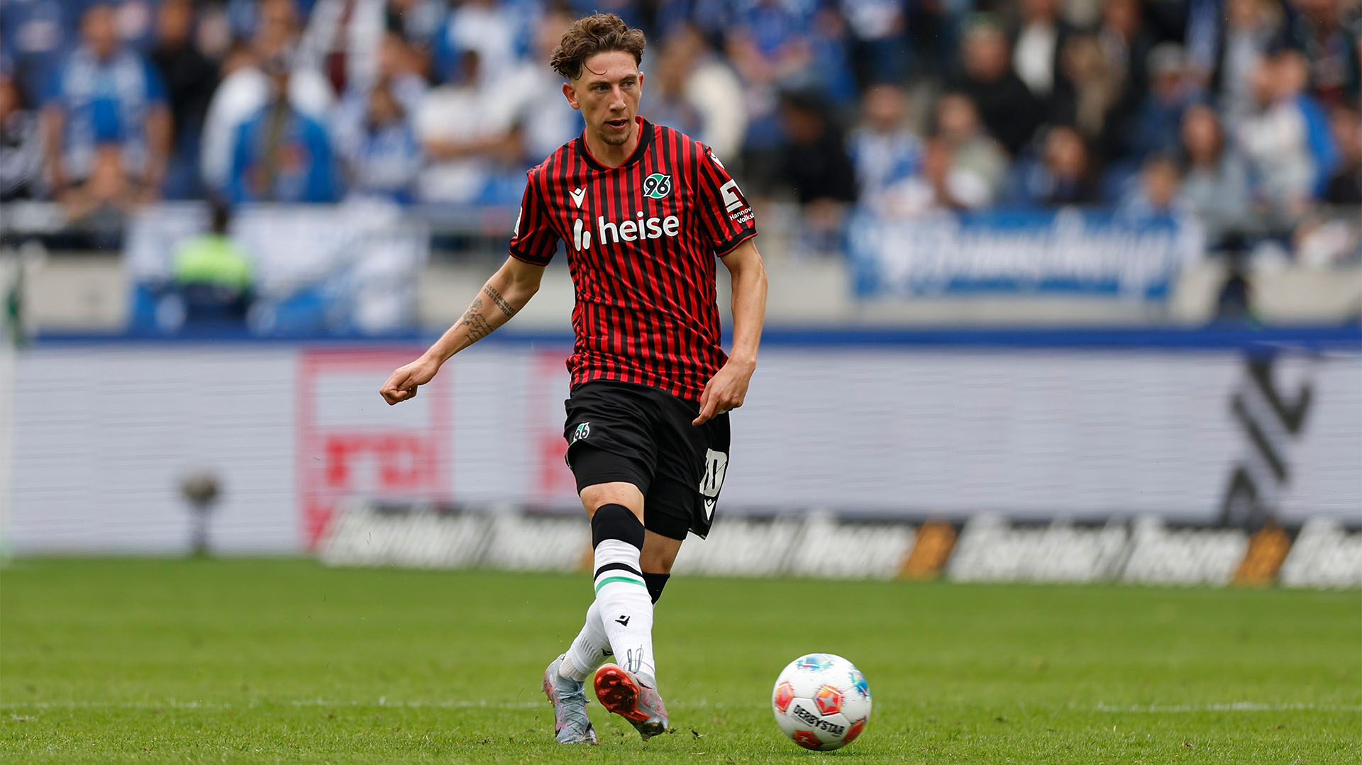 Ganzkörperaufnahme von Jannik Rochelt in einem Heimspiel am Ball.