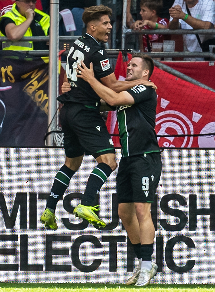 Roggow und Källman jubeln Arm in Arm.