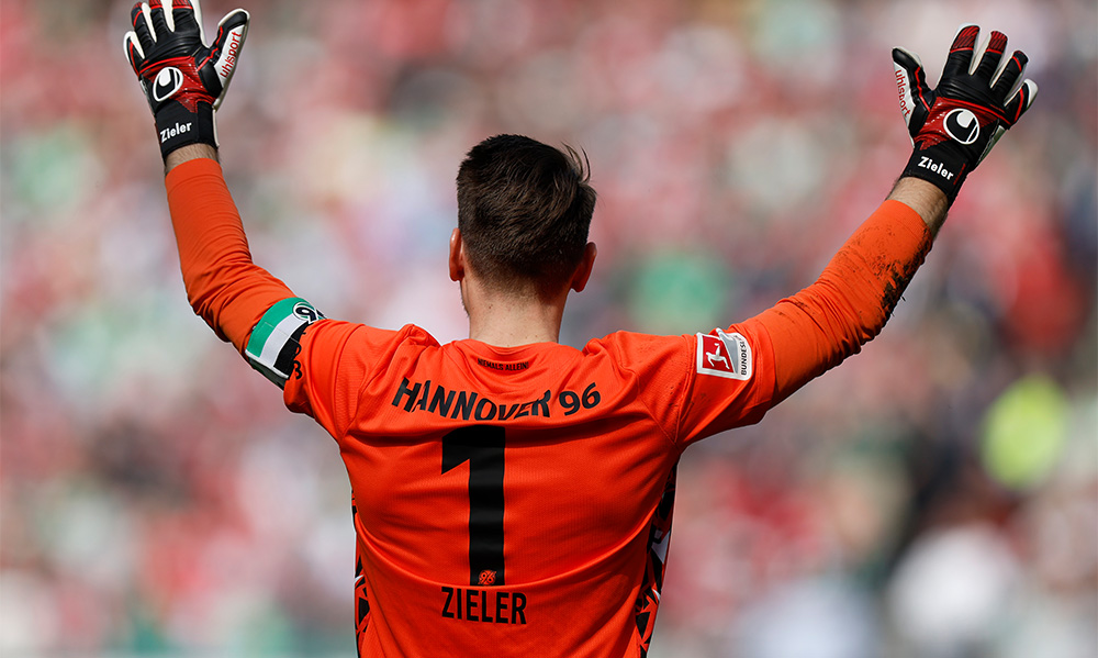 Ron-Robert Zieler ist von hinten zu sehen, das Trikot ist orangefarben, darauf stehen die "1" und Zieler.