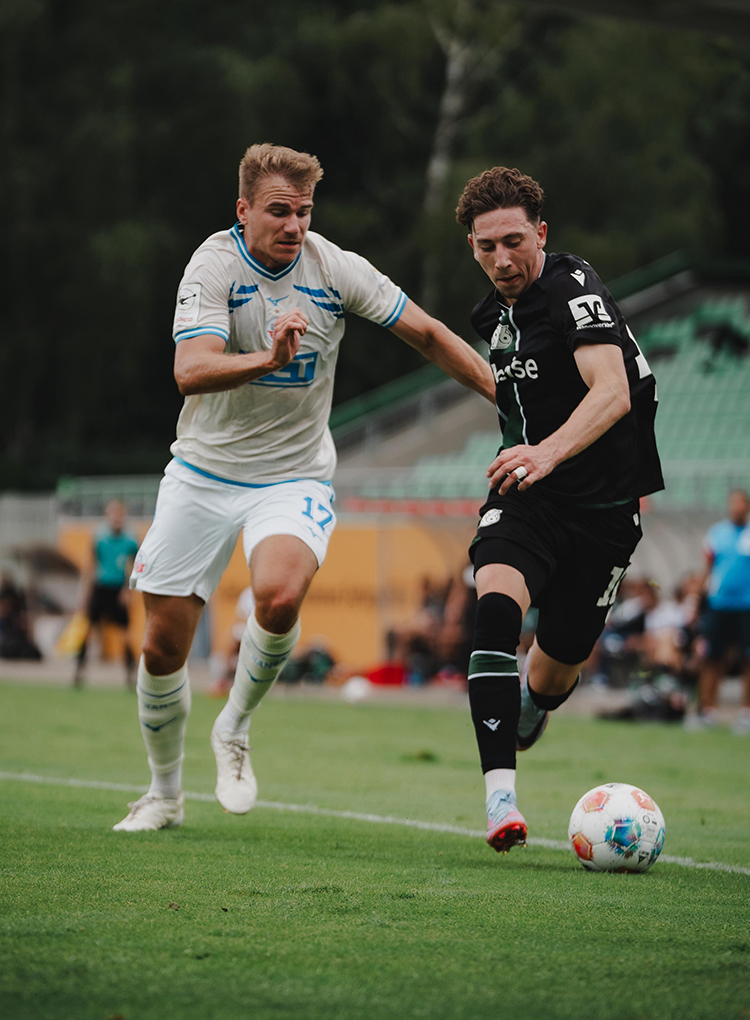 Chippball zur Führung Beide Teams starten abwartend in die Partie, der Ball rollt in der ersten Viertelstunde vor allem zwischen den Strafräumen. In der 15. Spielminute pürft Hansa-Profi Maximilian Krauß das erste Mal 96-Keeper Leo Weinkauf, doch unsere Nummer 30 entschärft den Versuch gekonnt. Fast im direkten Gegenzug taucht 96 gefährlich vor dem Tor der Rostocker auf: Erst scheitert "Taddel" Momuluh mit seinem Schuss an der Latte, den Nachschuss setzt Jannik Rochelt dann aus kurzer Distanz knapp über das Gehäuse (16.).