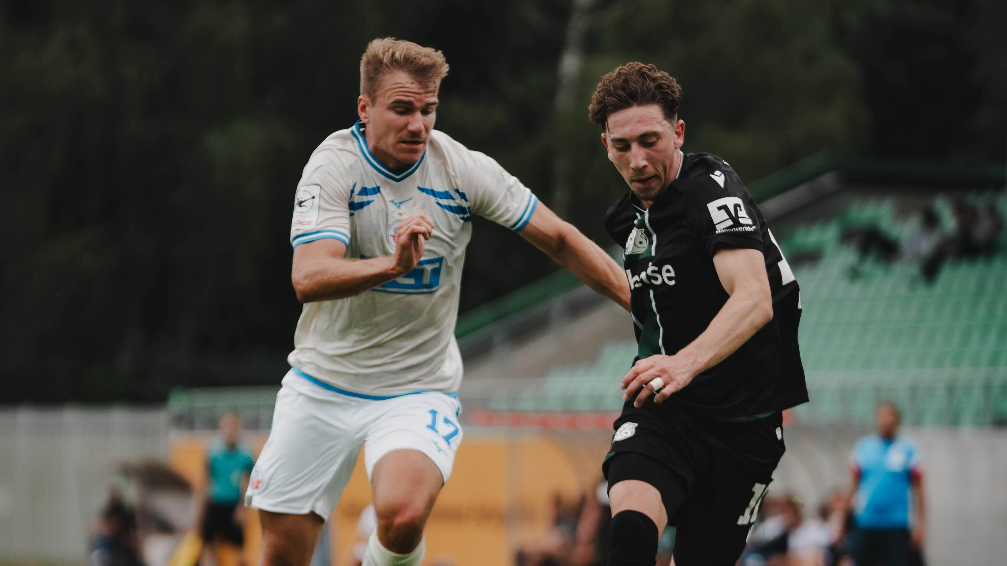 Jannik Rochelt im Zweikampf mit einem Hansa-Profi.