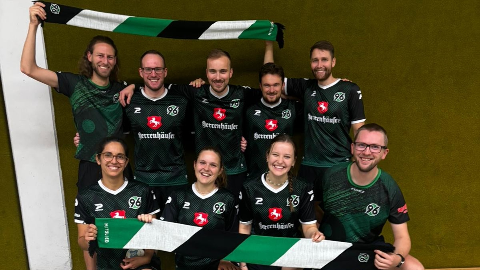 Roundnet-Team von Hannover 96 (Accio Ace) aus der Regionalliga mit 96-Schals