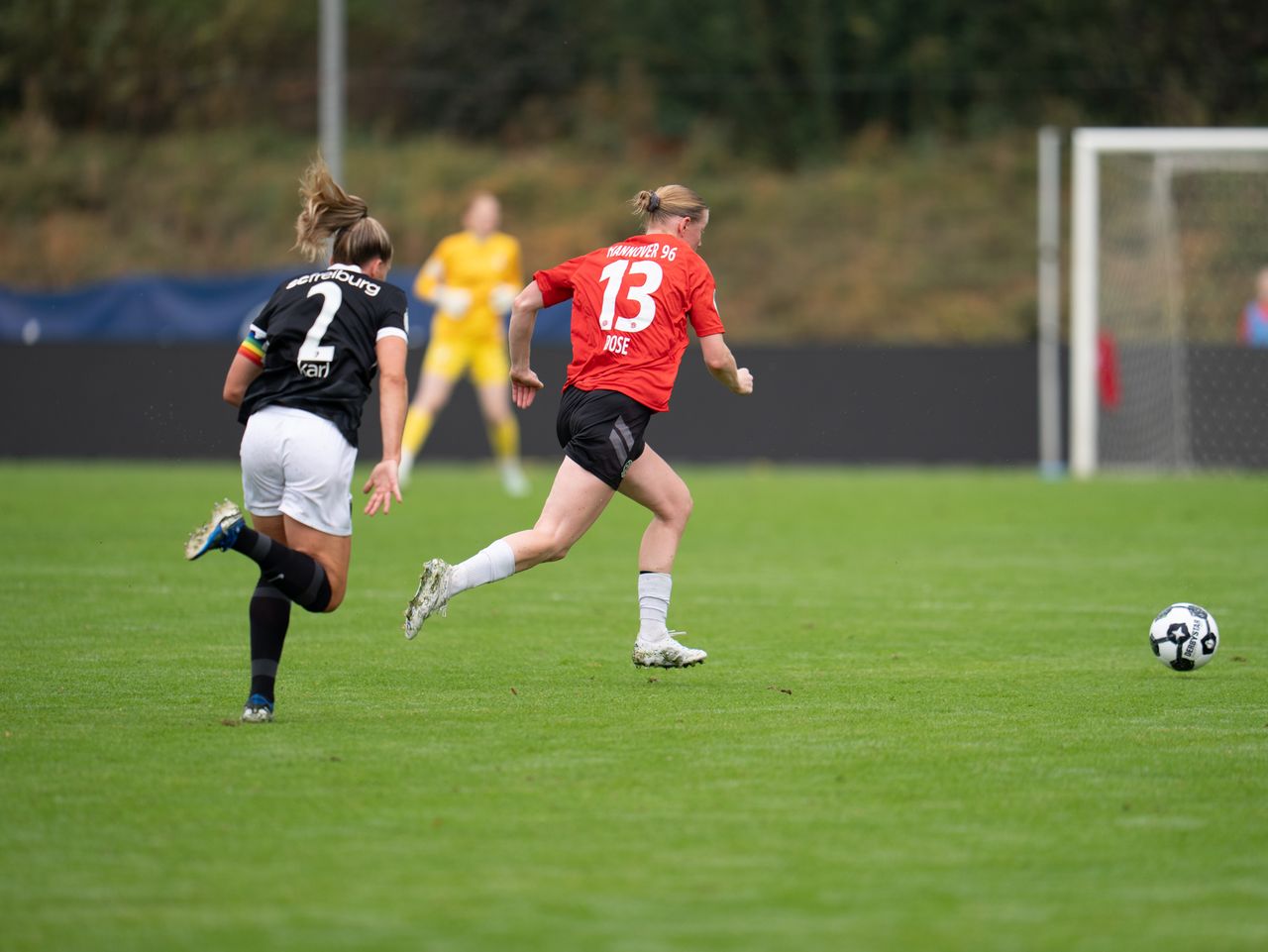 Eine Spielerin läuft mit dem Ball am Fuß auf das Tor zu.