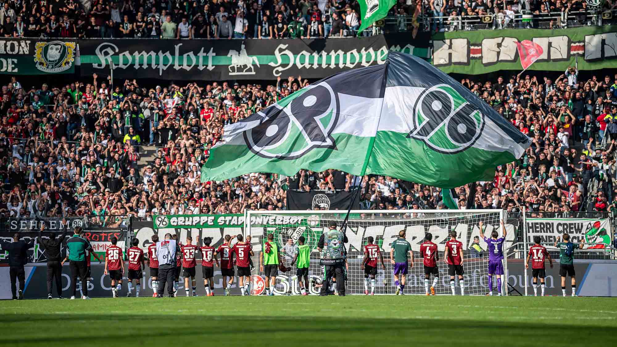 Die 96-Spieler jubeln vor der Kurve.