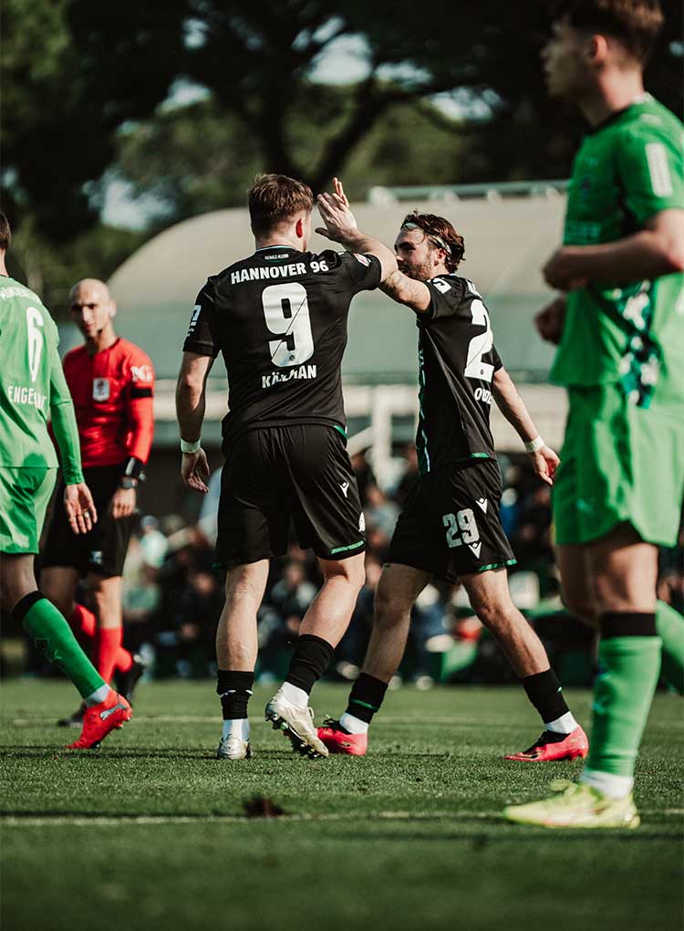 High-Five: Benjamin Källman und Kolja Oudenne nach dem Führungstor kurz vor der Pause. (Foto: 96/Redaktion)