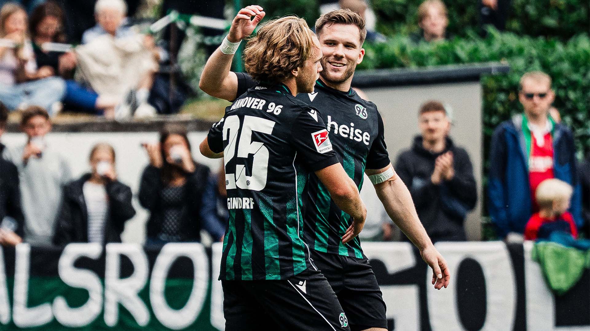 Benjamin Källman und Lars Gindorf bejubeln ein Tor.