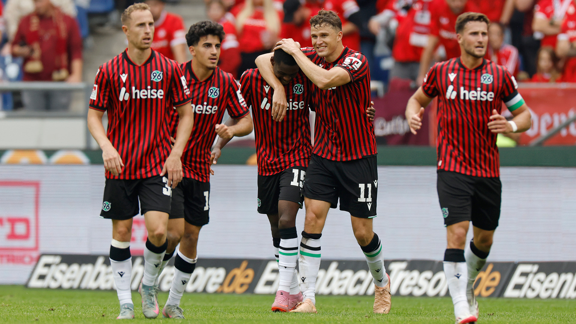 Benedikt Pichler feiert Noel Aseko, der den Treffer zum 1:0 erzielte.