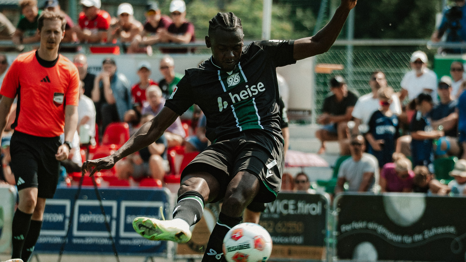 Mustapha Bundu schießt auf das Tor des SC Paderborn.