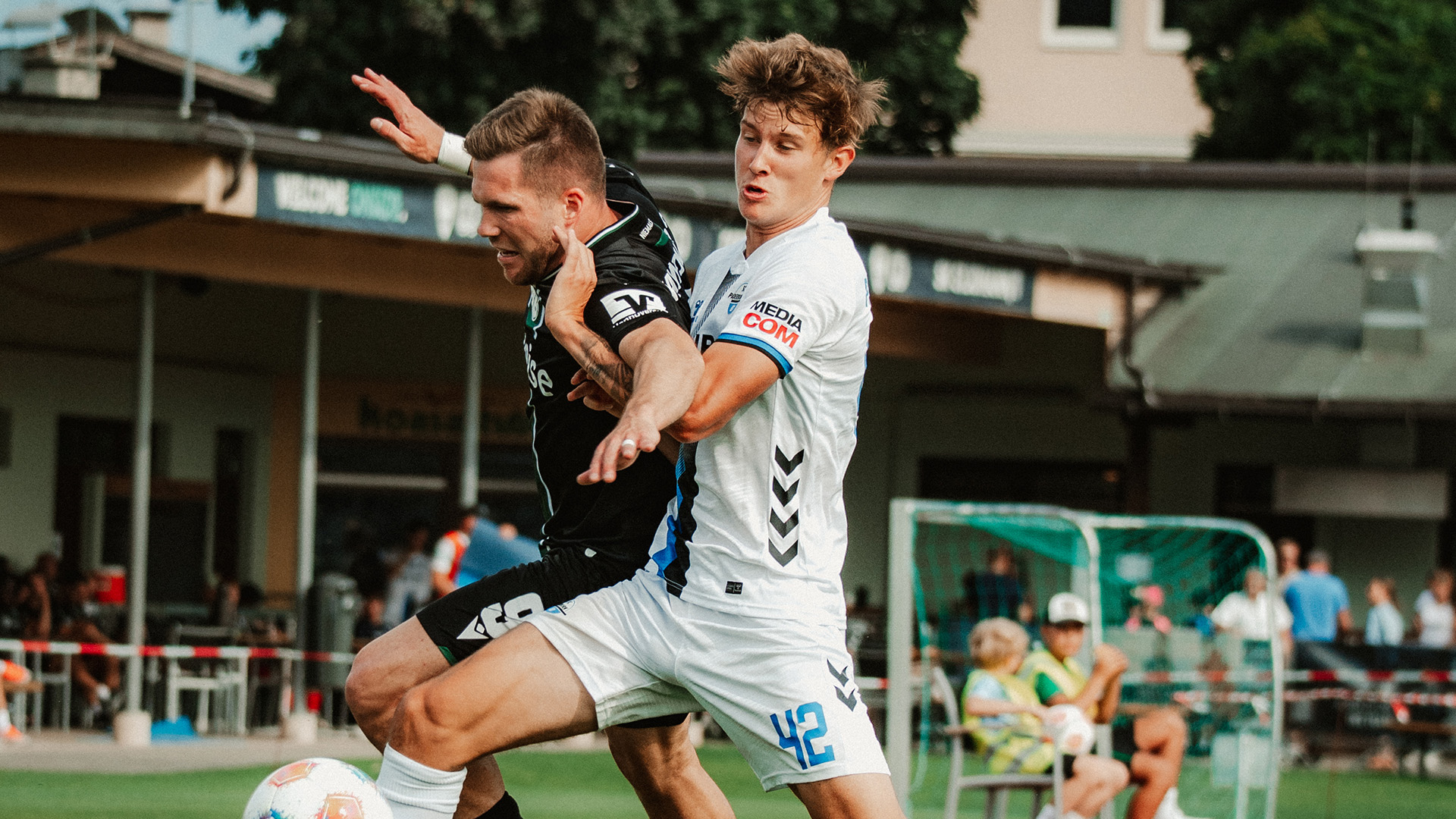Hannovers Angreifer Benjamin Källmann im Zweikampf mit einem Paderborner Spieler.
