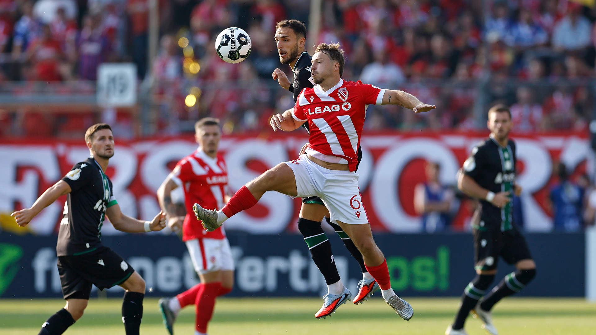 96-Verteidiger Virgil Ghita im Luftzweikampf mit Cottbus-Spieler Jonas Hofmann.