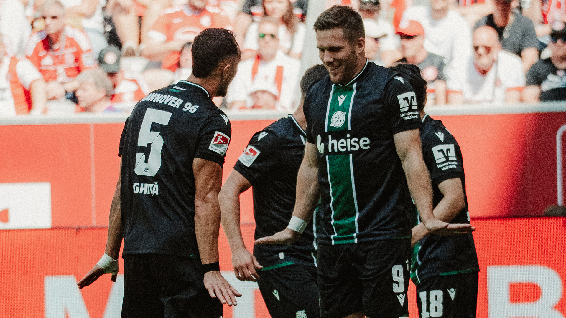 Benjamin Källman und Virgil Ghita bejubeln den Treffer zum 2:0. 
