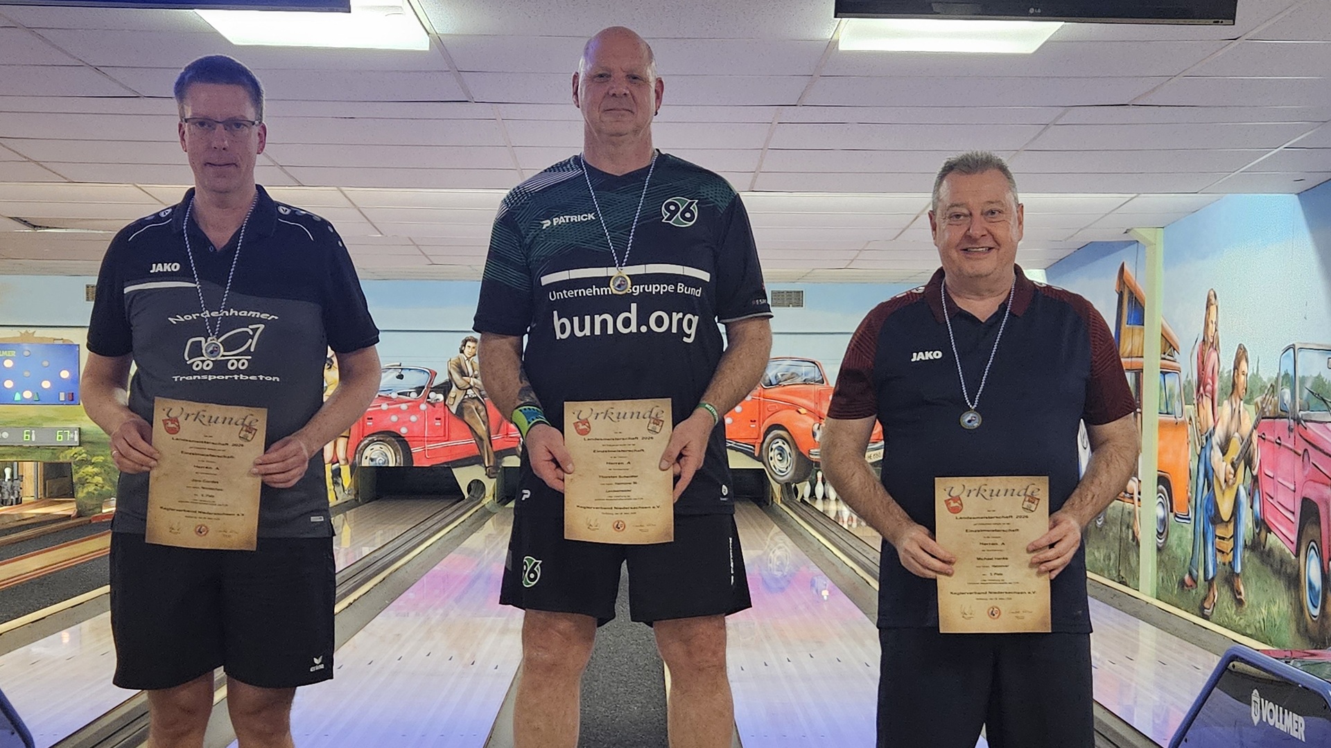 Thorsten Scheidler (mittig) auf dem Siegerpodest mit seiner Urkunde