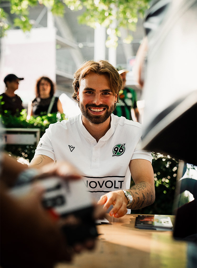 Kolja Oudenne strahlt in die Kamera. 