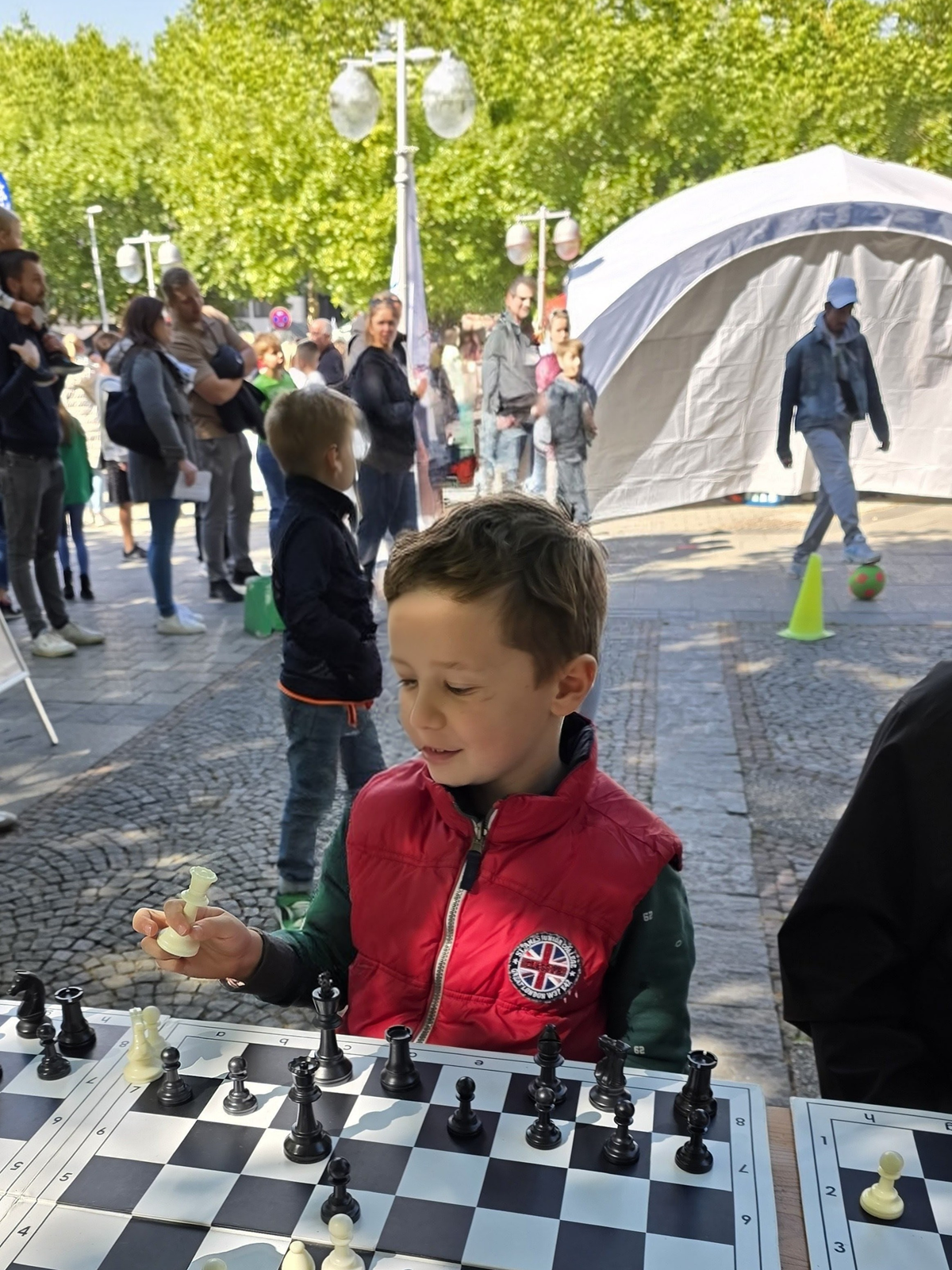 Ein Kind spielt Schach.