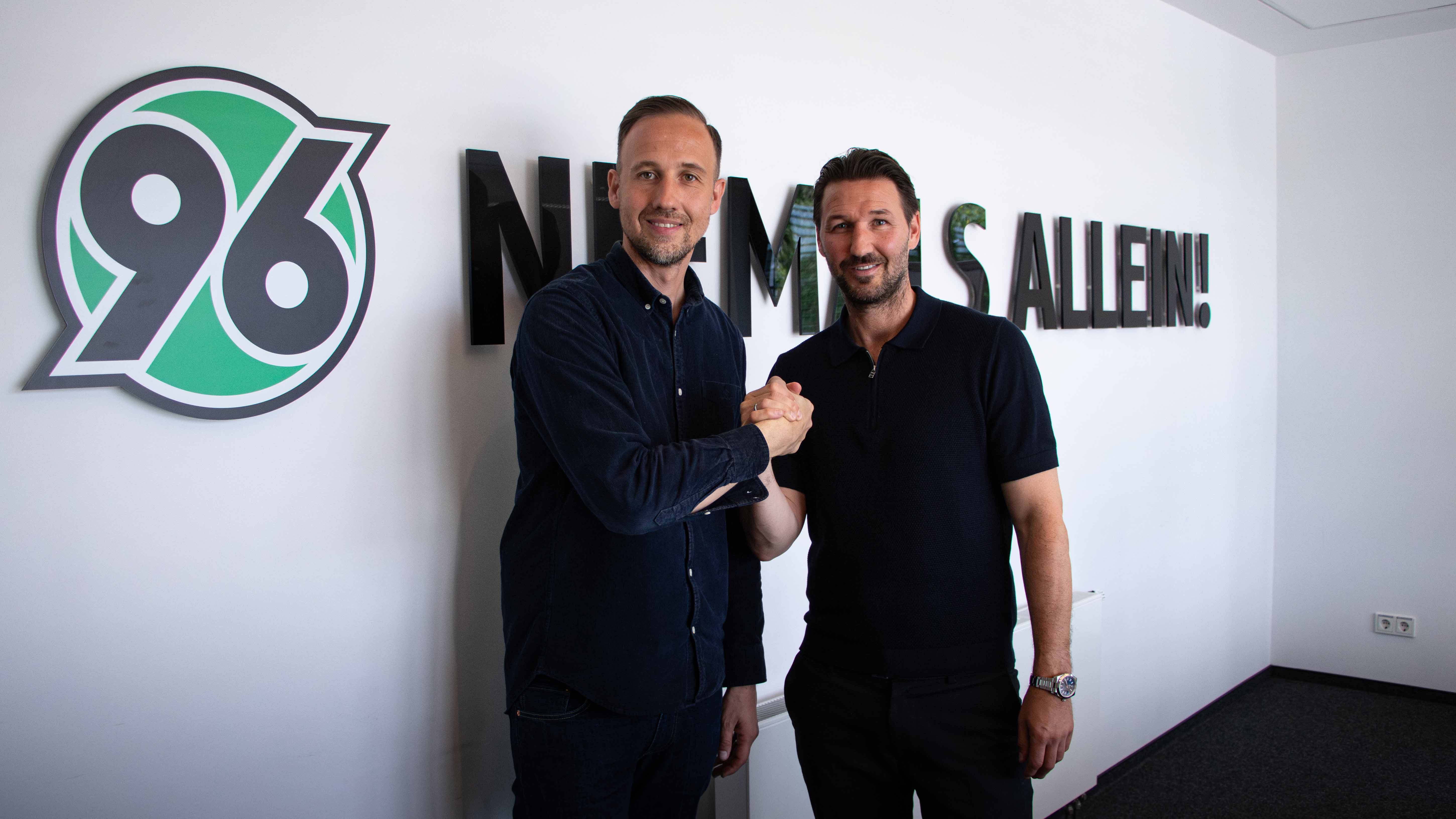 96-Akademiedirektor Julian Battmer mit dem neuen U23-Co-Trainer Christian Schulz.