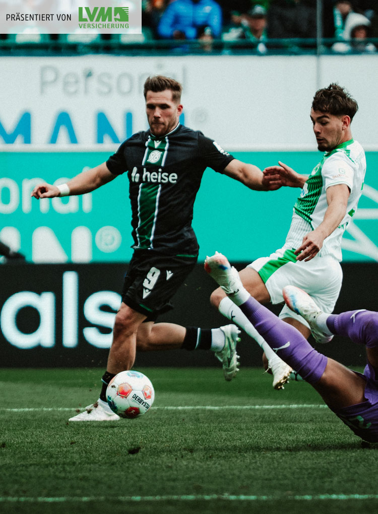 Benjamin Källman am Ball gegen zwei Gegenspieler.
