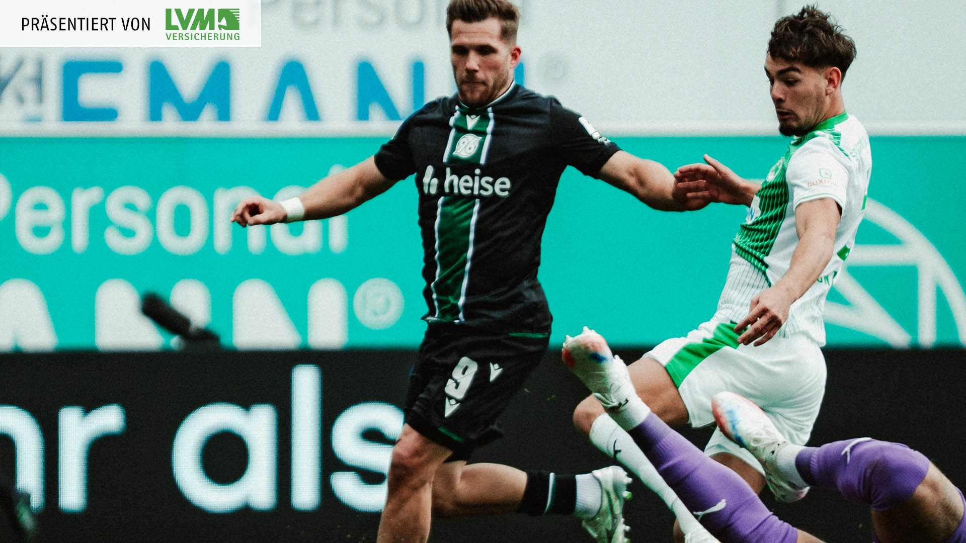Benjamin Källman mit zwei Gegenspielern.