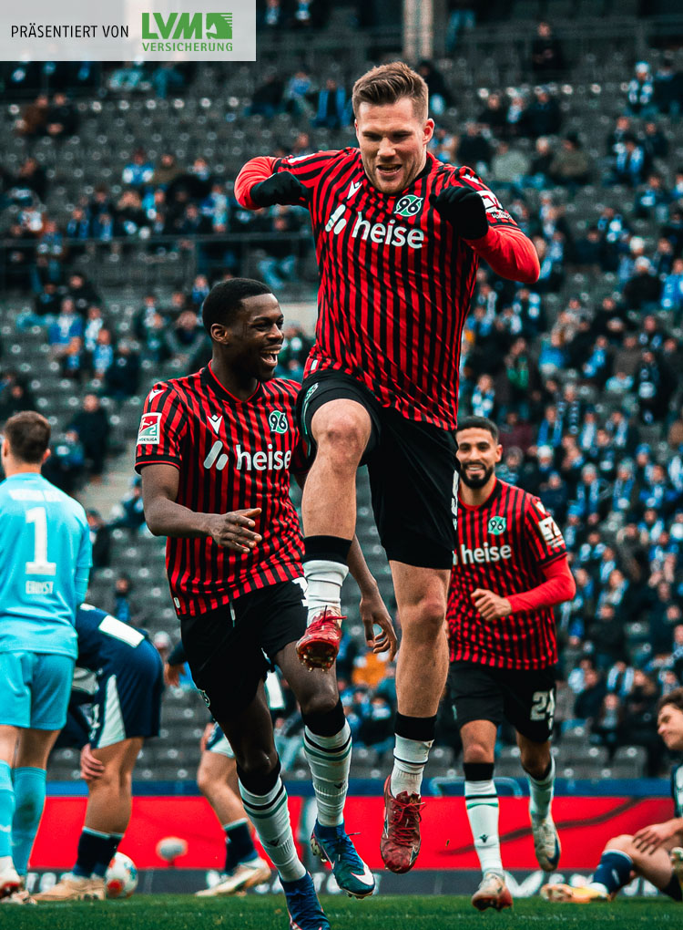 Benjamin Källman springt nach seinem Tor zum Jubel hoch. 