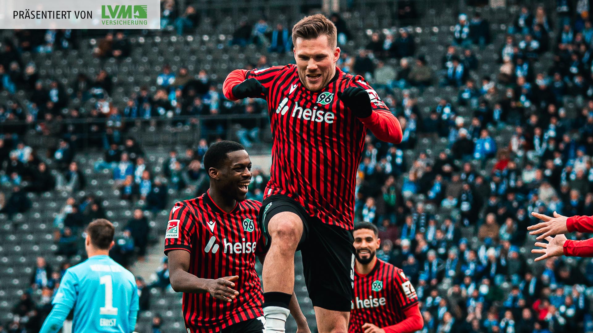 Benjamin Källman springt nach seinem Tor zum Jubel hoch. 