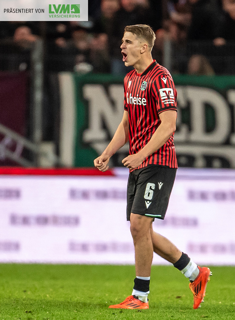 Maik Nawrocki jubelt mit geballten Fäusten.