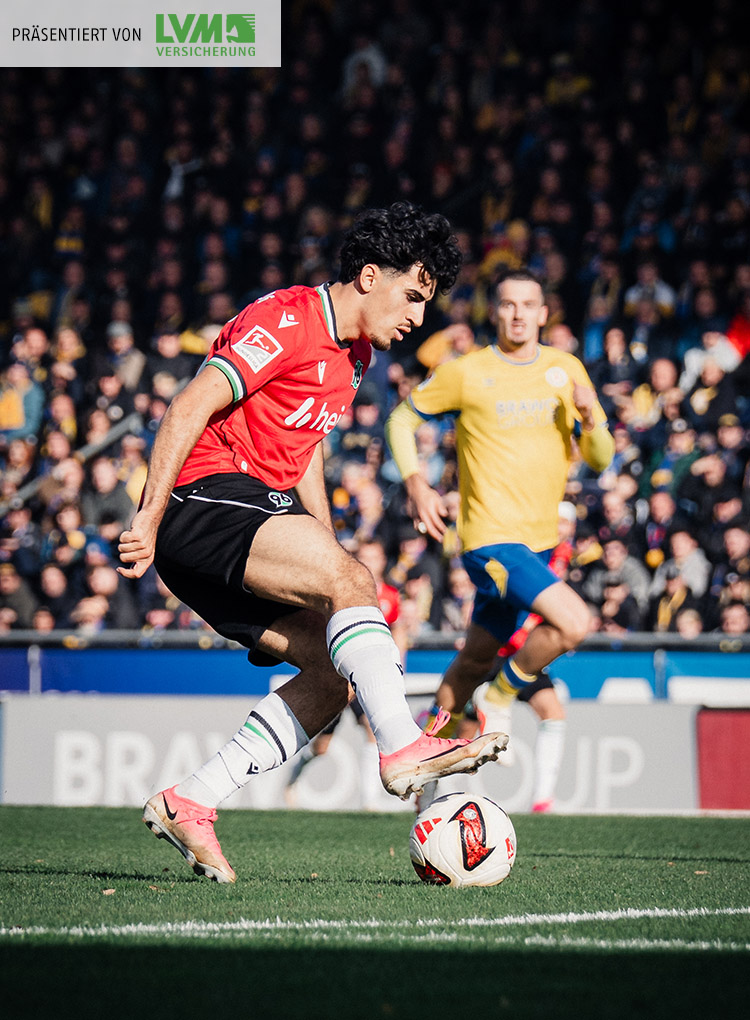 Der 96-Spieler Husseyn Chakroun im roten Heimtrikot im Derby am Ball.