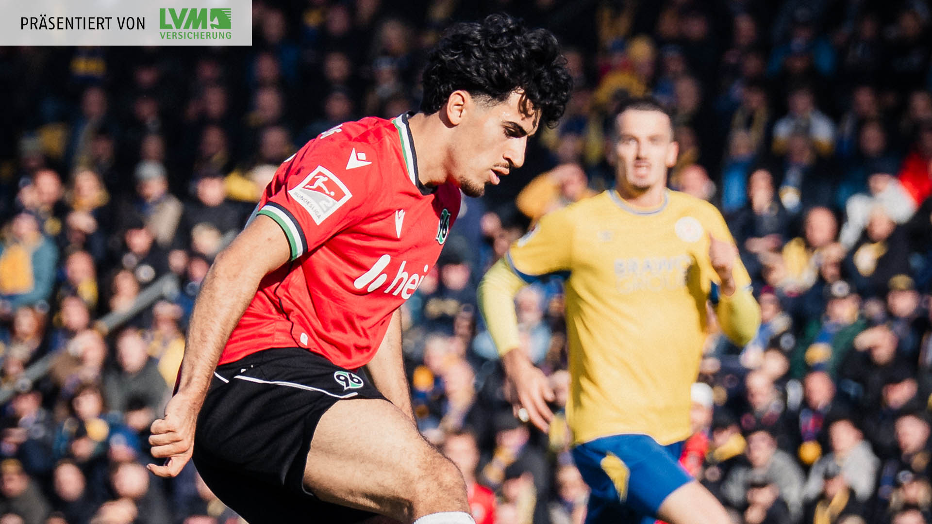 Der 96-Spieler Husseyn Chakroun im roten Heimtrikot im Derby am Ball.