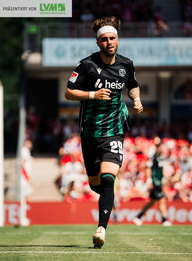 Kolja Oudenne läuft im schwarz-grünen Auswärtstrikot.