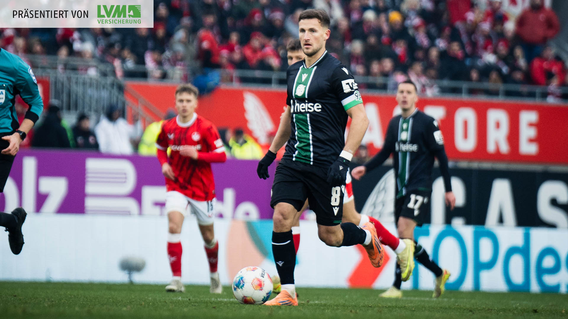 Enzo Leopold im Auswärtstrikot im Laufen am Ball.