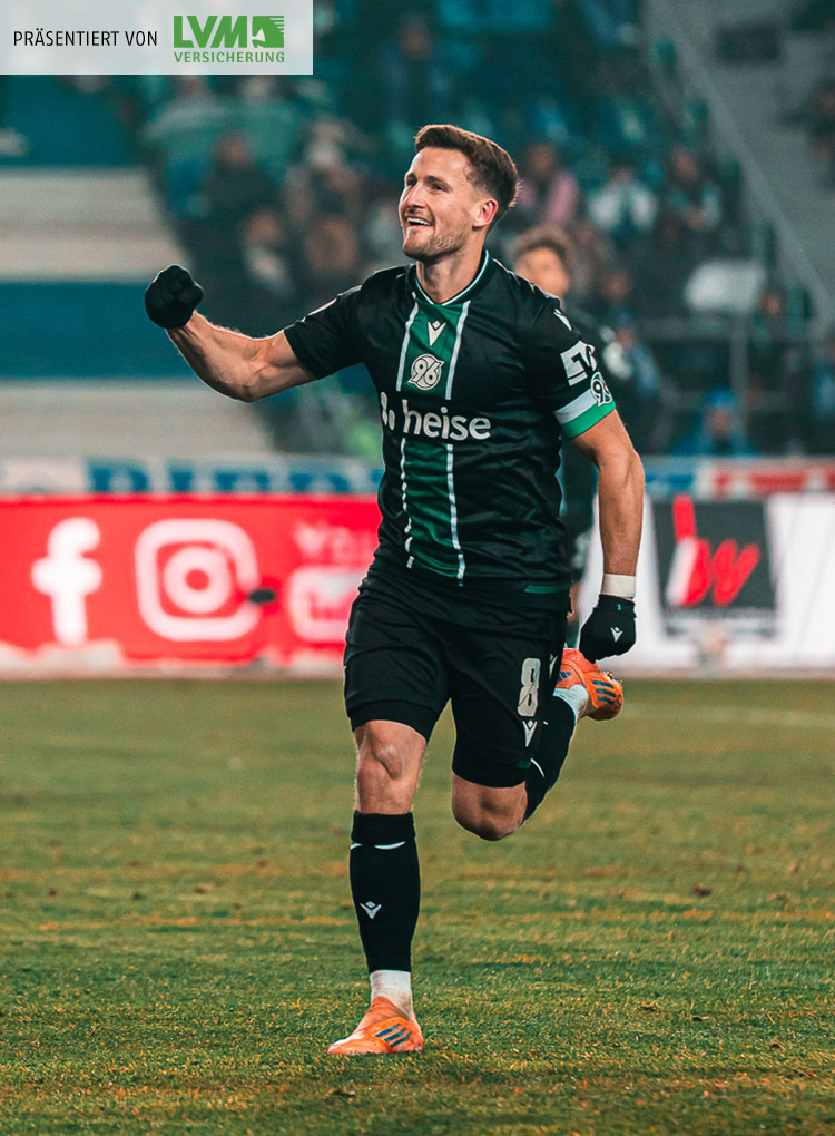 Enzo Leopold jubelt mit geballter Faust im schwarzen Auswärtstrikot.