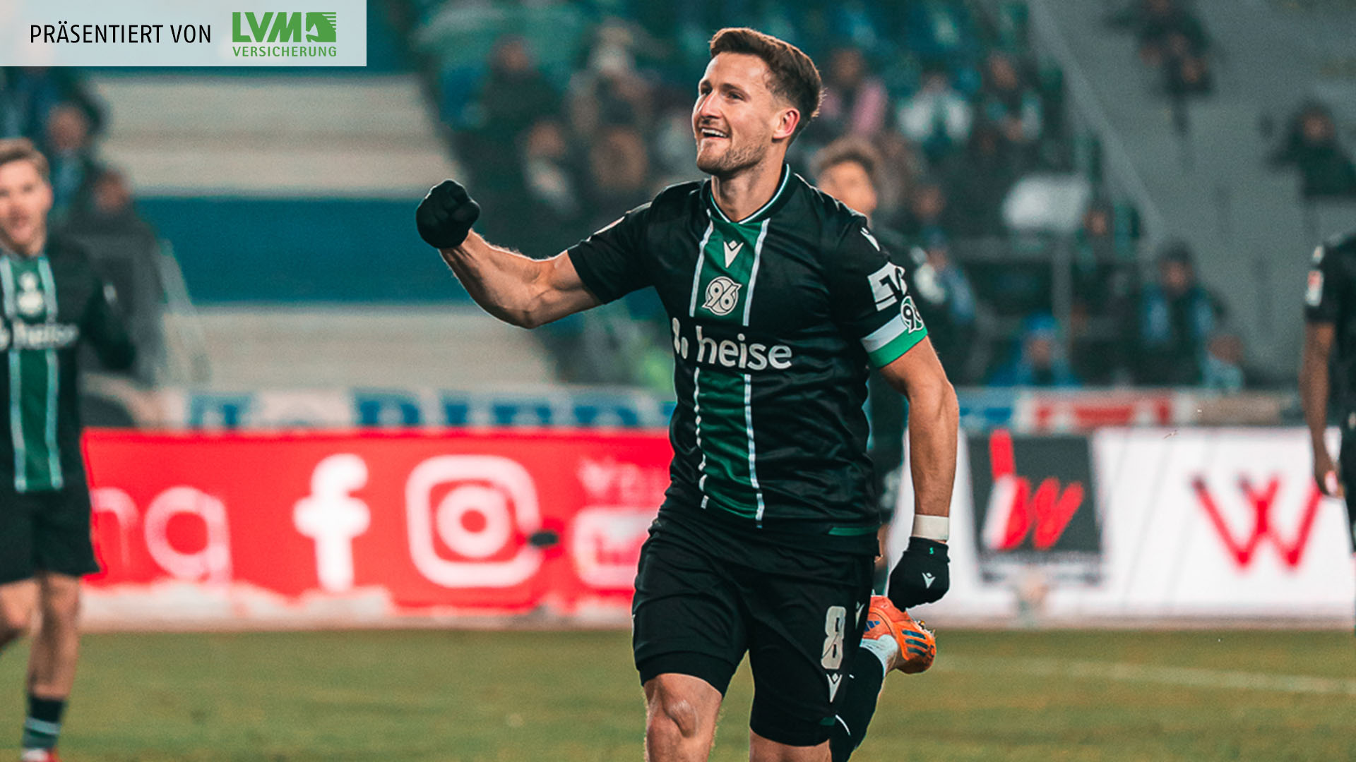 Enzo Leopold jubelt mit geballter Faust im schwarzen Auswärtstrikot.