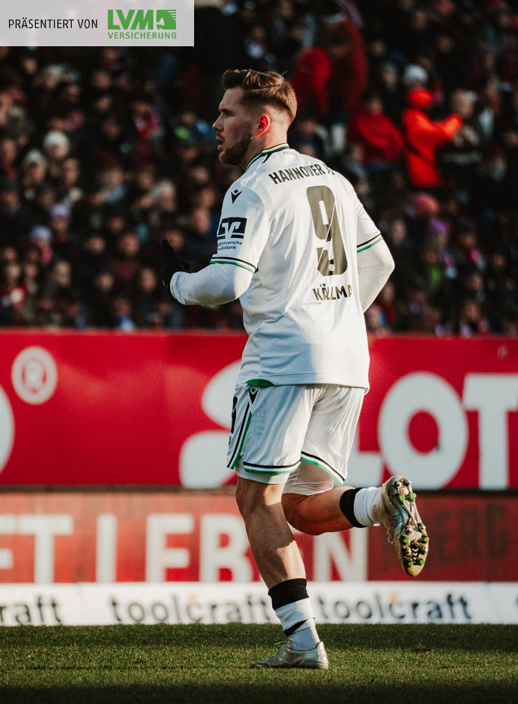 Benjamin Källman im Laufen im Spiel in Nürnberg, Aufnahme halb von der Seite, halb von hinten.