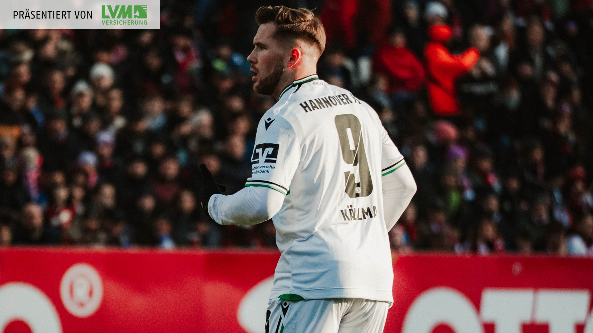 Benjamin Källman im Laufen im Spiel in Nürnberg, Aufnahme halb von der Seite, halb von hinten.