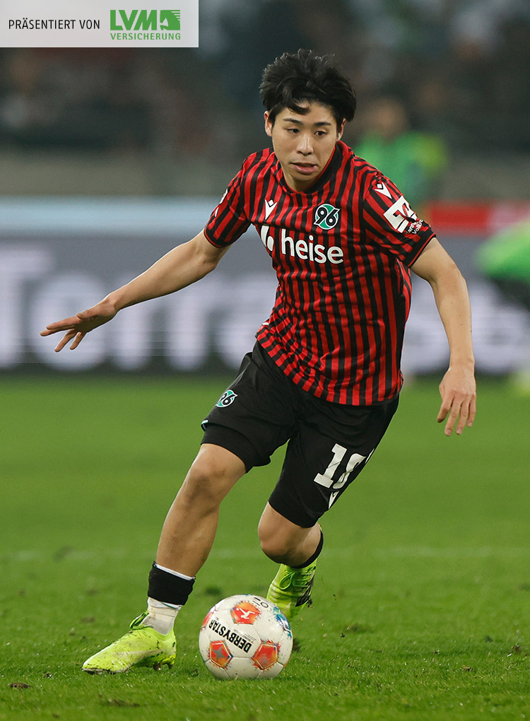 Daisuke Yokota im Spiel gegen Bochum am Ball.
