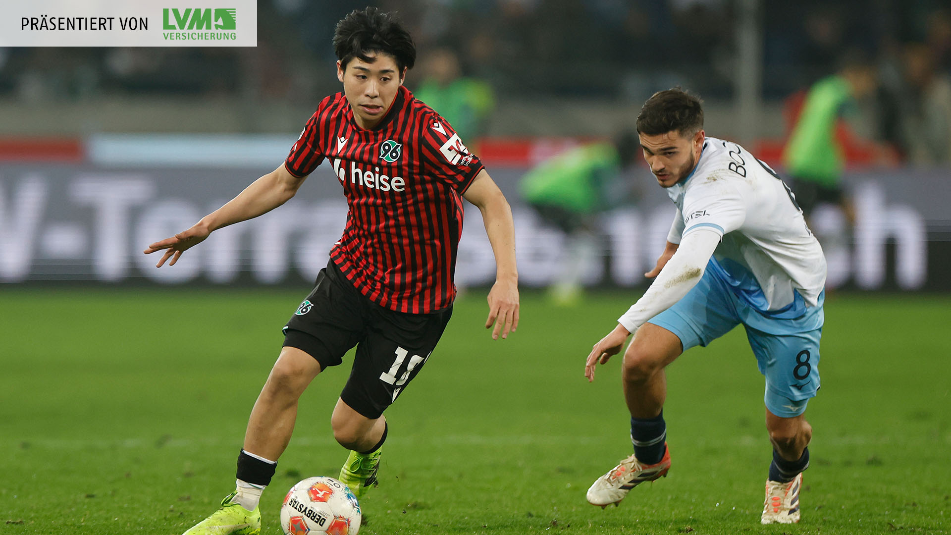 Daisuke Yokota im Spiel gegen Bochum am Ball.