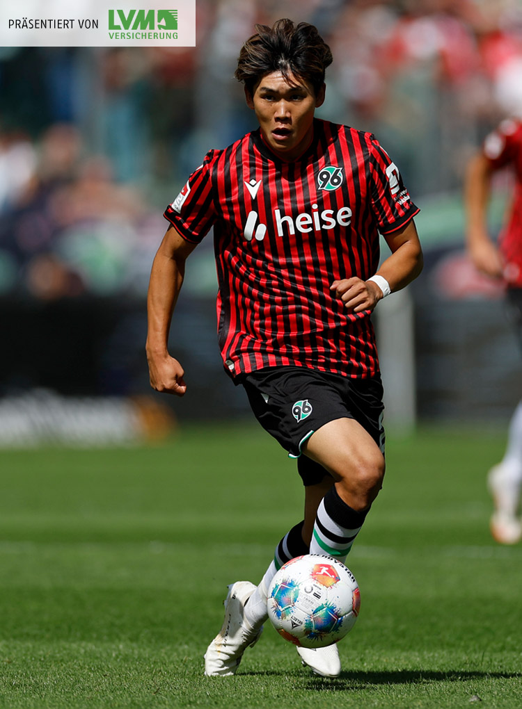 Ganzkörperaufnahme von Hayate Matsuda in Bewegung und am Ball.