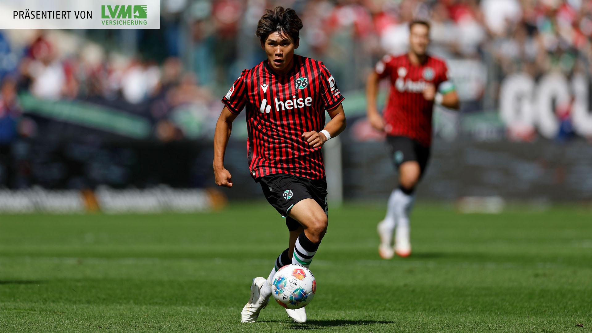 Ganzkörperaufnahme von Hayate Matsuda in Bewegung und am Ball.