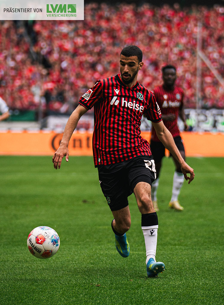 Waniss Taibi im Heimtrikot am Ball.
