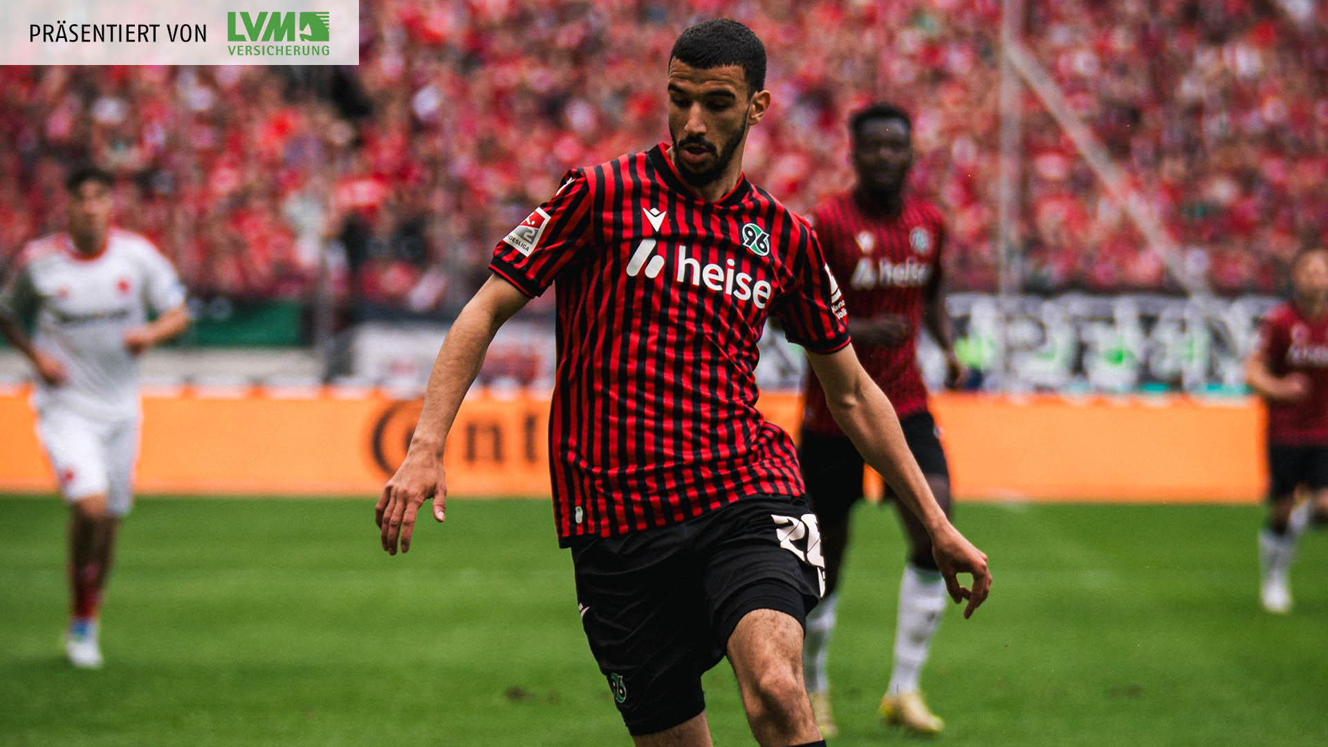 Waniss Taibi im Heimtrikot am Ball.