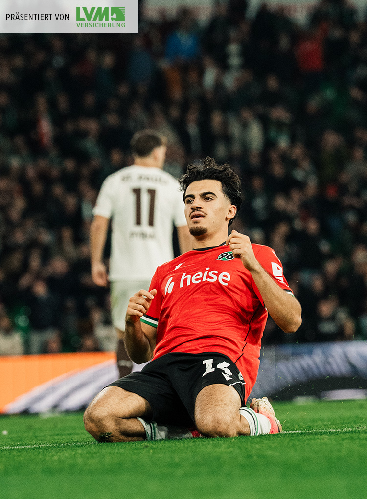 Der 96-Spieler Husseyn Chakroun im roten Heimtrikot rutscht zum Jubeln auf den Knien. 
