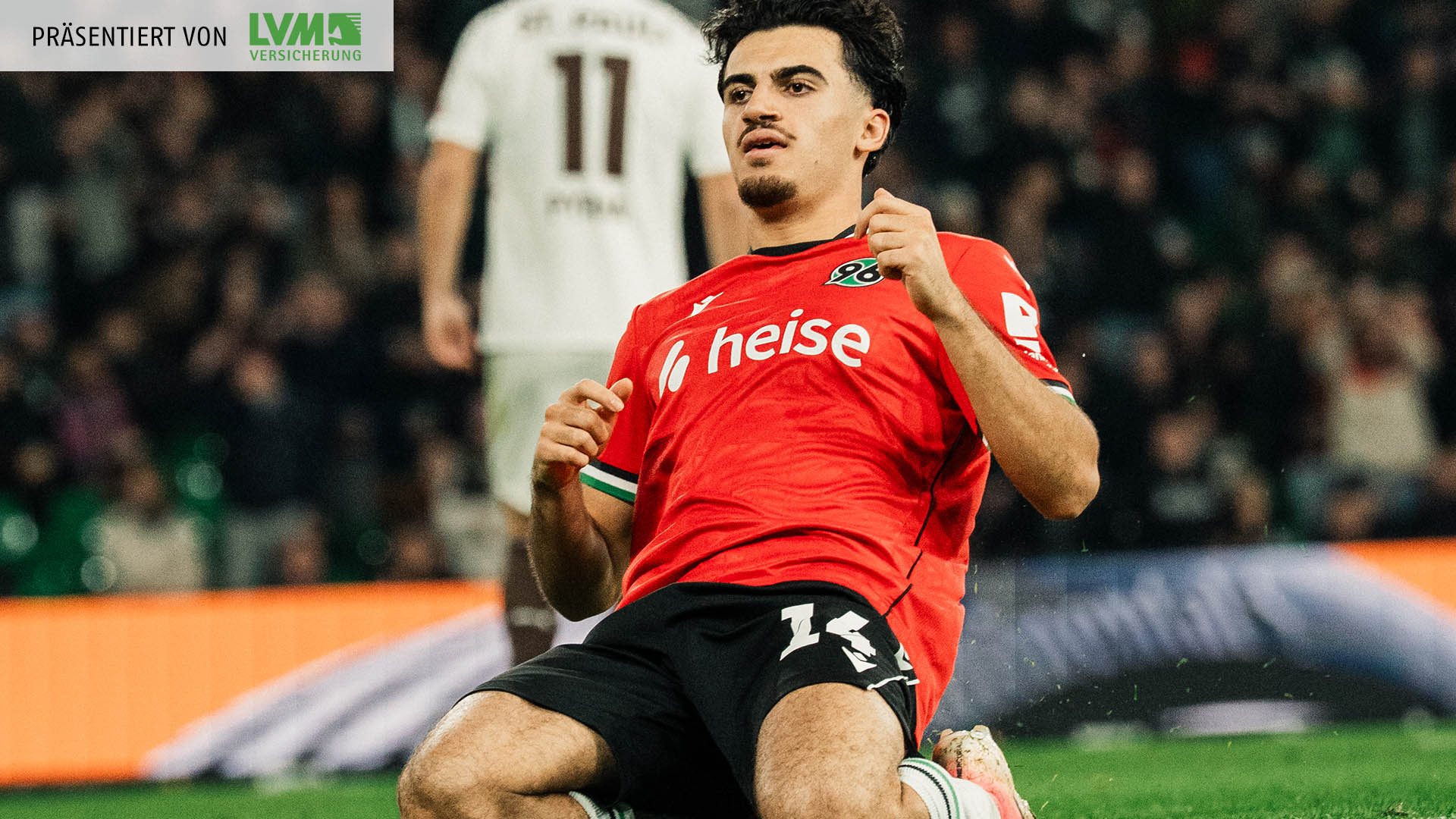 Der 96-Spieler Husseyn Chakroun im roten Heimtrikot rutscht zum Jubeln auf den Knien. 